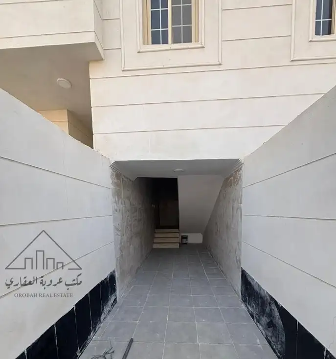 للبيع شقه دور ثاني مدخل مستقل وسطح كامل حي الشفا تبوك