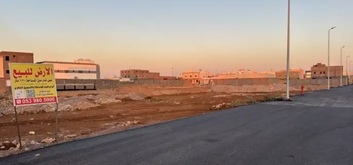 ارض على شارعين