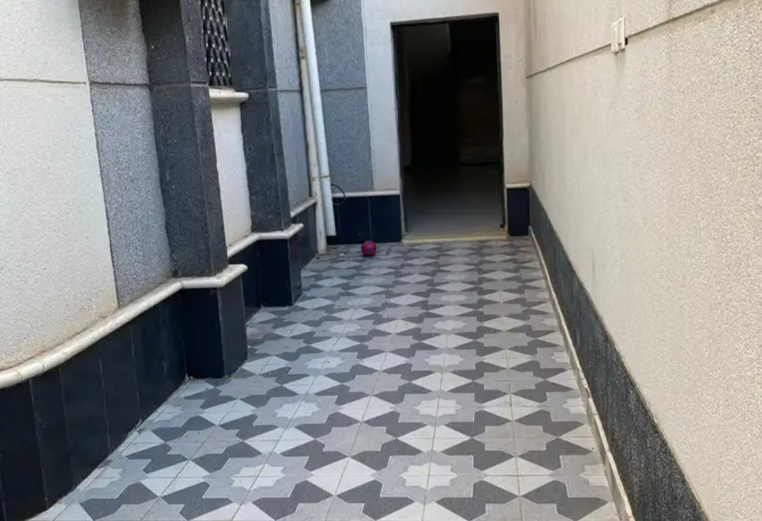 شقه علويه للايجار بحي المطار